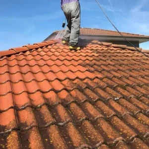 pulizia tetto con idropulitrice